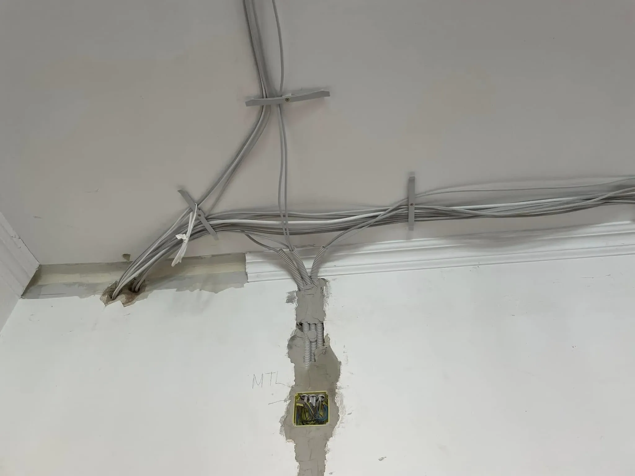 Villanyszerelési munka 103