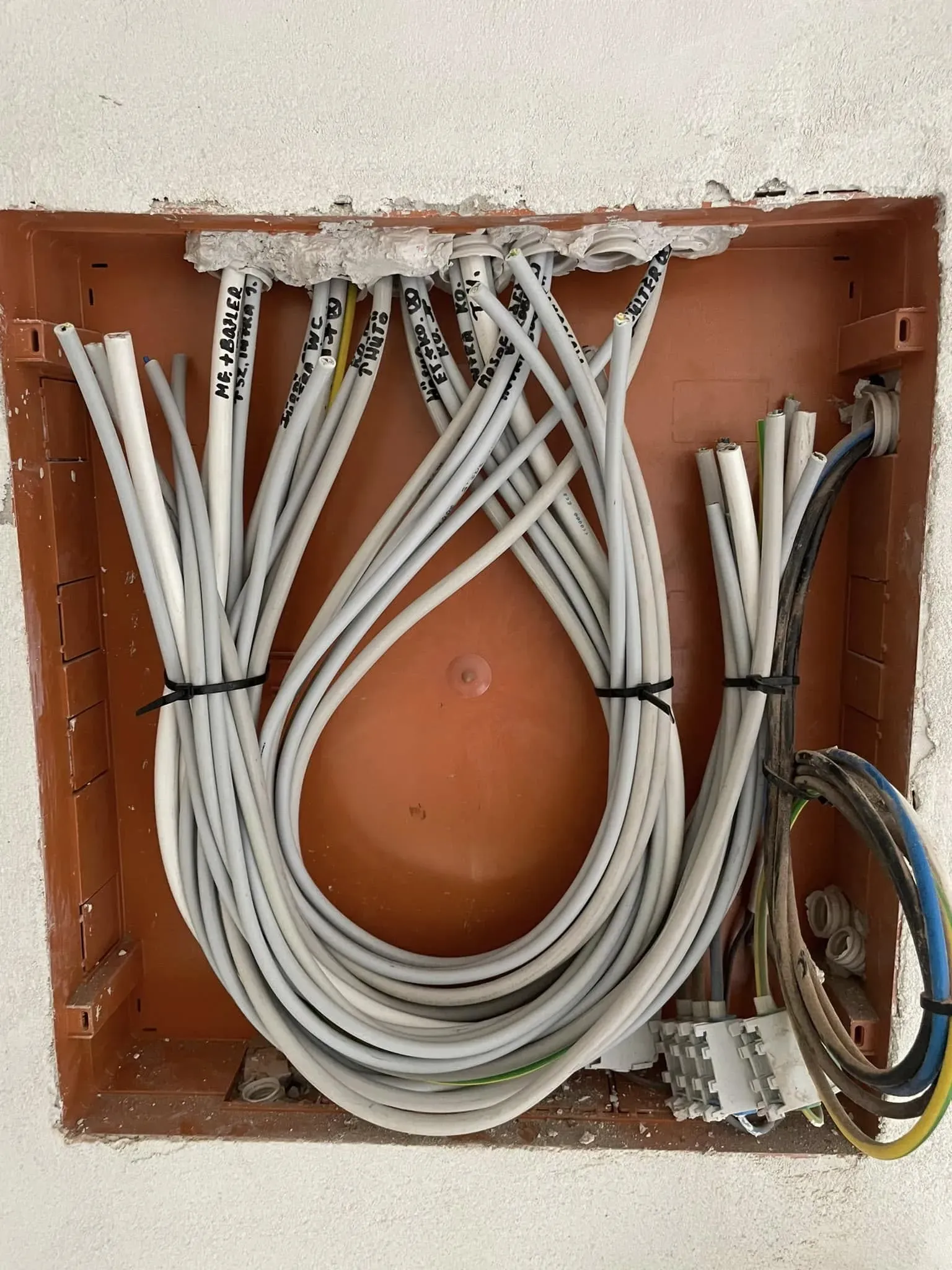 Villanyszerelési munka 50