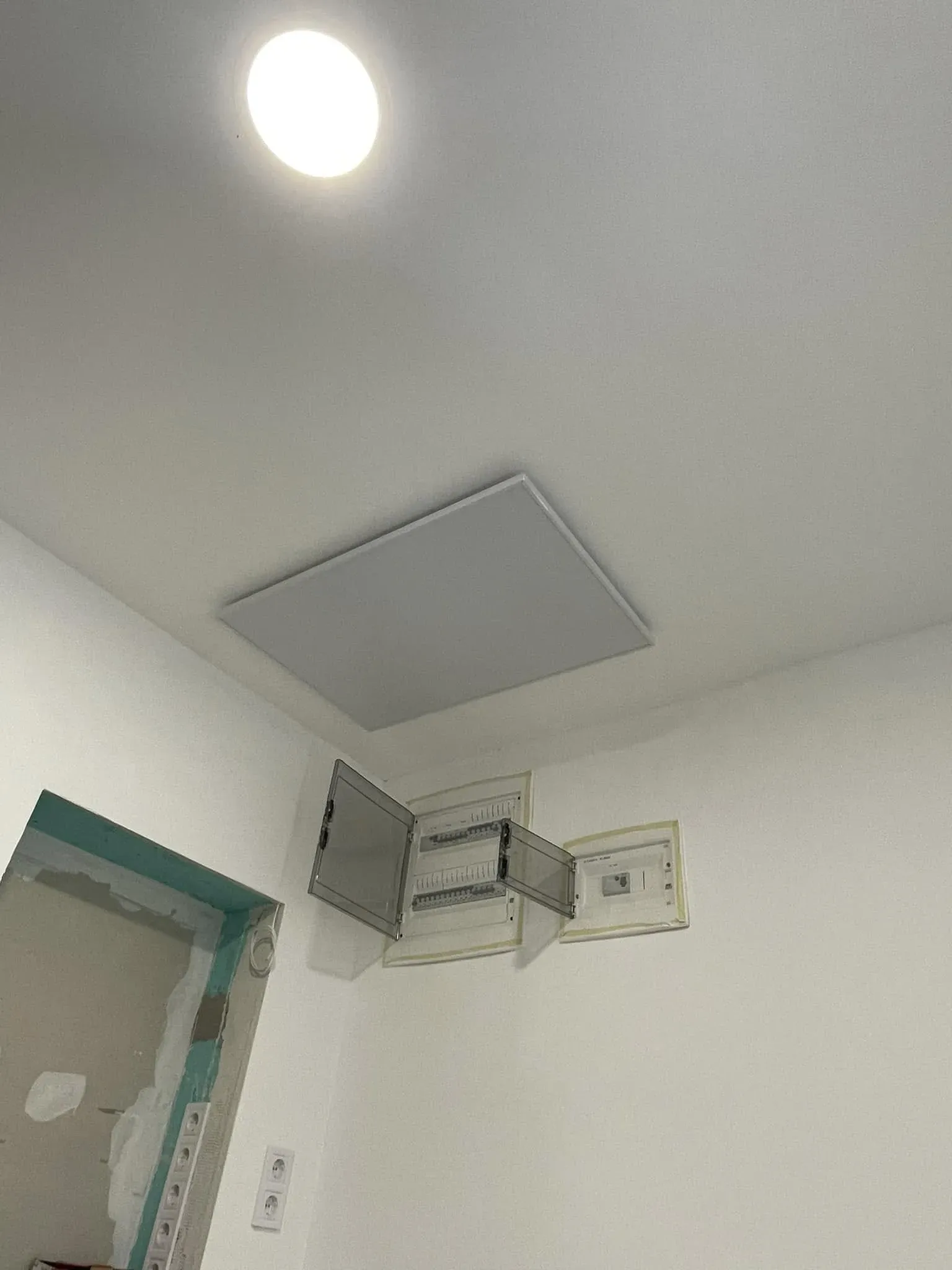 Villanyszerelési munka 90